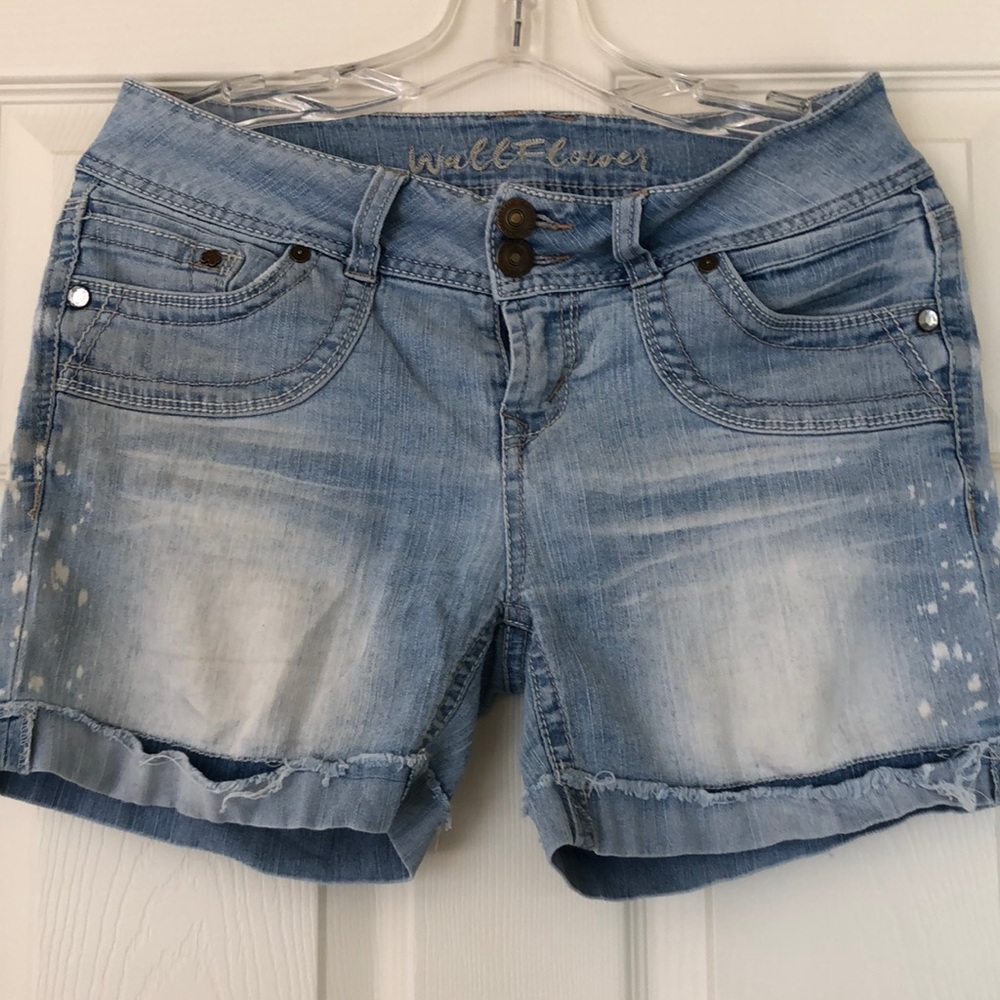 Size 7 Wallflower booty shorts